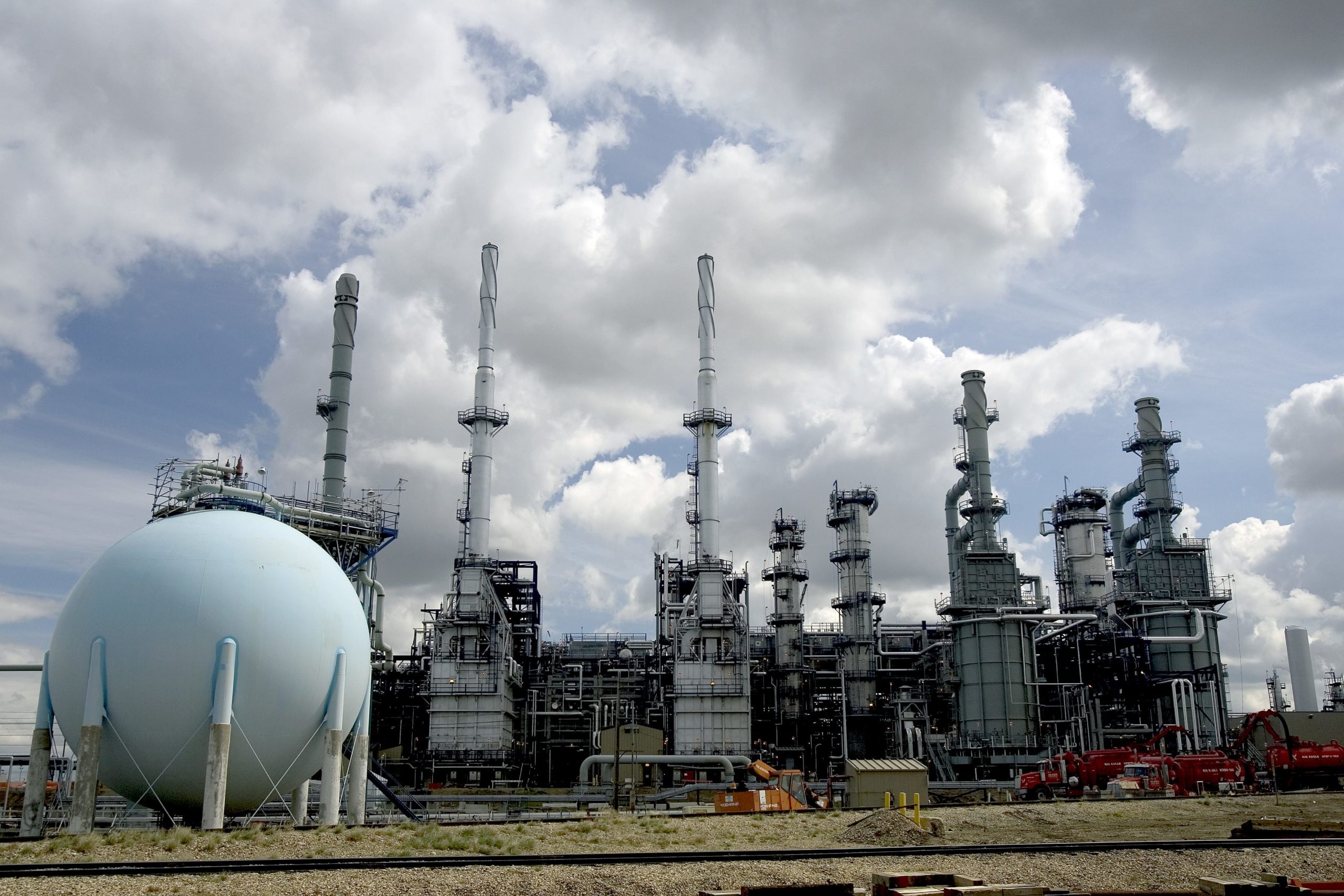 Suncor and ATCO are working on a blue hydrogen project at Suncor's Edmonton Refinery. Photo courtesy Suncor Energy